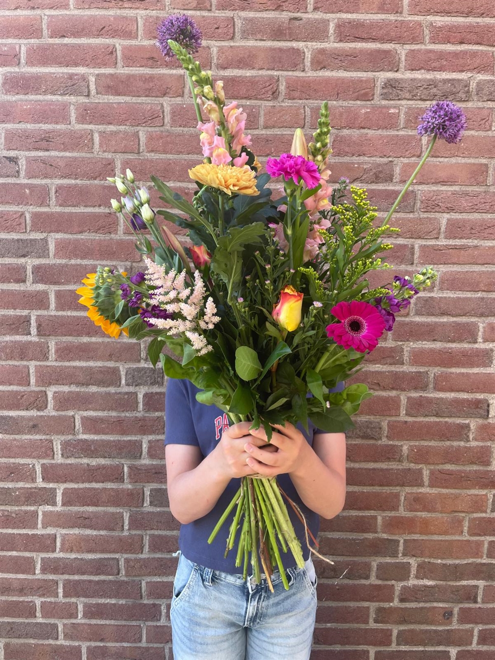 Vrolijk veld boeket met seizoen 's  bloemen
